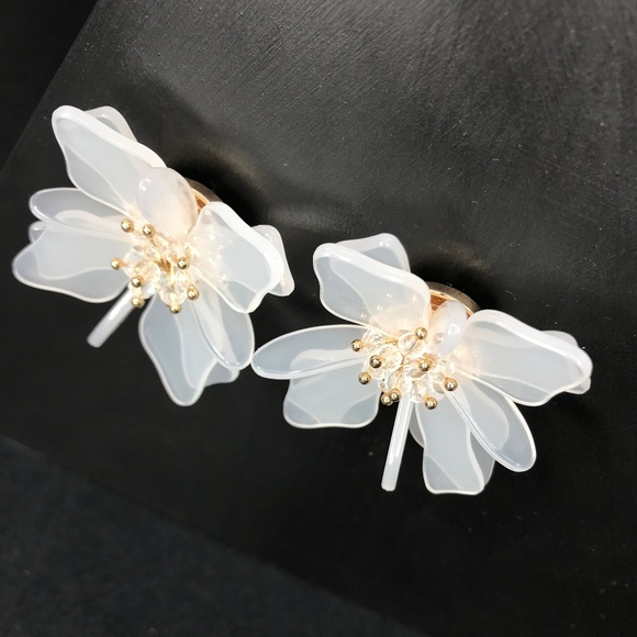 White Resin Flower Stud Earrings - Picture 4 of 8
